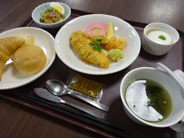 魚のフライとわかめスープとパンとデザートの付いたメニュー