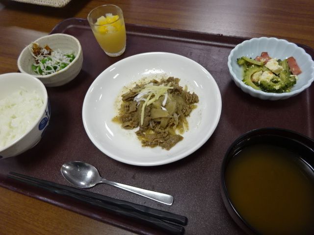 ゴーヤチャンプルーと野菜とじゃこの和え物とご飯と味噌汁のセット