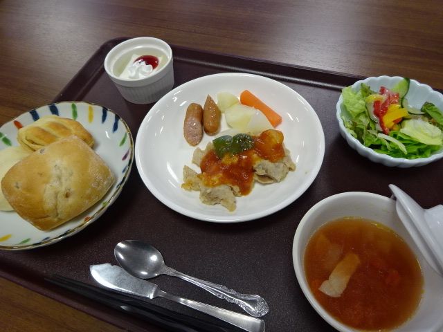 デザートが付いた、パンとスープとサラダがセットになった洋食