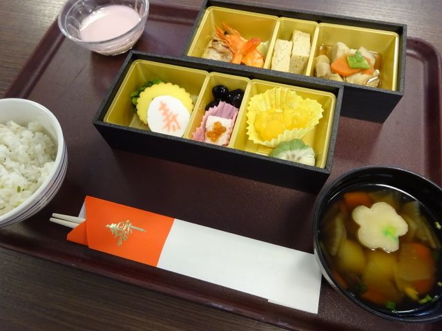 おせち料理とごはんと汁物とデザートのセット