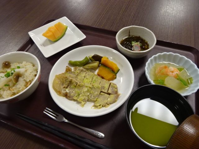 メロンのデザートが付いた炊き込みご飯と野菜の煮物や味噌汁のセット