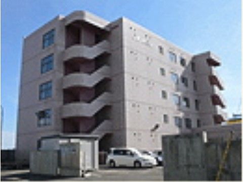 「よろこびの家 栄」の外観。津軽海峡沿いに位置する5階建てのグループホームになっている。