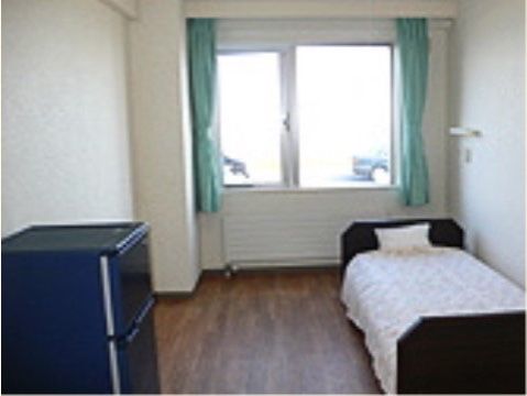「よろこびの家 栄」の居室。居室の窓から海を一望できる。