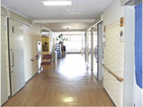 「よろこびの家 栄」の廊下。すれ違いもゆとりのある廊下になっている。