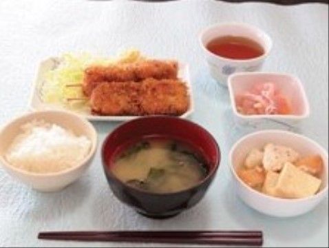 「よろこびの家 栄」のお食事。ご飯やお味噌汁の料理をいただけるようになっている。