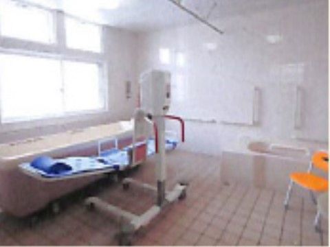 「よろこびの家 日吉」の内観。介護用の浴室。