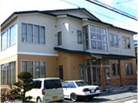 よろこびの家 茉景の外観。一戸建てのような作りで、駐車スペースが数か所完備されている。