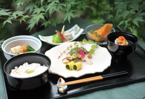 野菜の煮物や葉生姜をのせた焼き魚が付いた和食