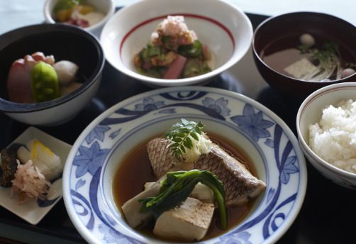 きゅうりの和え物、魚の煮つけや、ご飯と汁物のセット