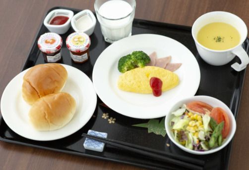 パンとスープの付いたオムレツのセット
