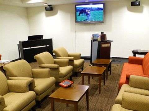 施設内にはカラオケルームがあり、ソファーが設置されている。ゆったりと座って、大画面を見ながら歌うことができる。