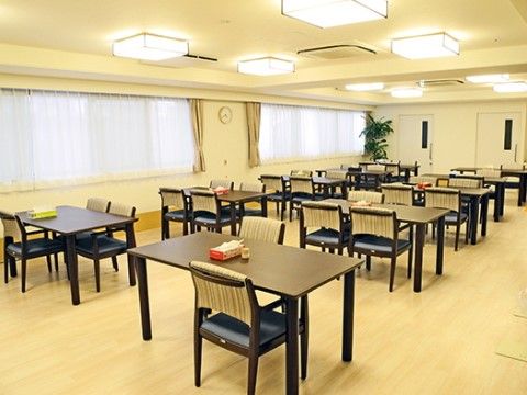 広い食堂には、多くの人が食事できるようにたくさんのテーブルと椅子が置いてある。大きな窓があり明るい雰囲気の部屋となっている。