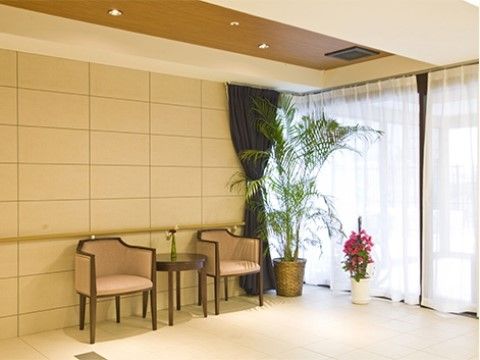 エントランスは、待ち合わせ用のテーブルと椅子が置いてあり、光をいっぱいに取り込んで非常に明るく暖かい空間となっている。