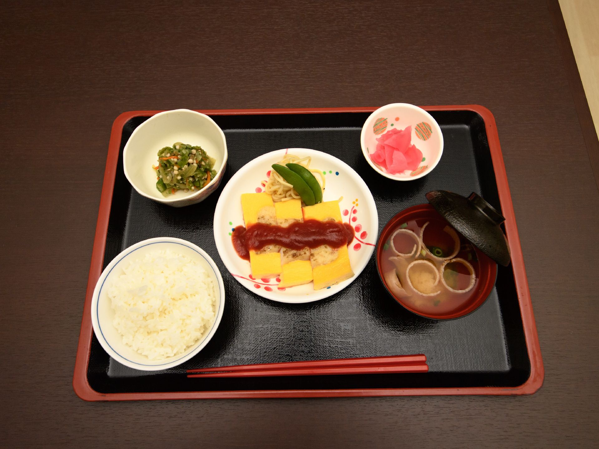 食事メニューには野菜が多く使われている。副菜には青味野菜の和え物と赤かぶ漬けがあり、彩りの良さも工夫されている。