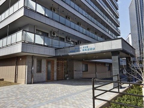 入り口までの路面が、モザイクタイルで整えられた大きな施設