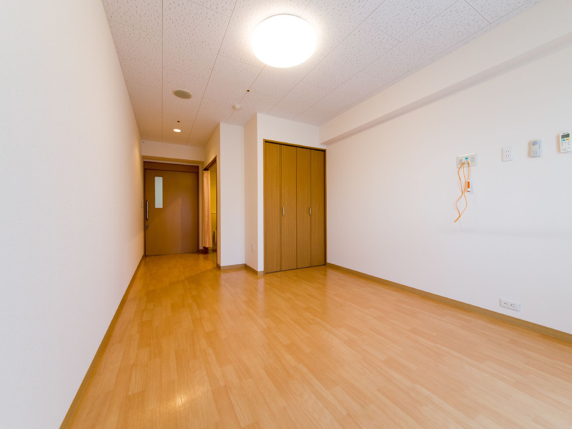 居室の扉は、引き戸になっている。トイレ仕切りは、カーテンである。トイレへの出入りがしやすい作りになっている。