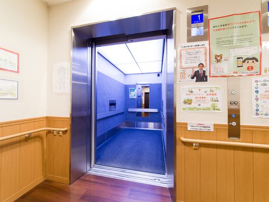 奥行きあるエレベーター内部