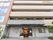 正面には自動ドアが付いた玄関があり、その上側には屋根が付いている。玄関までの道は大理石の様なもので作られている。