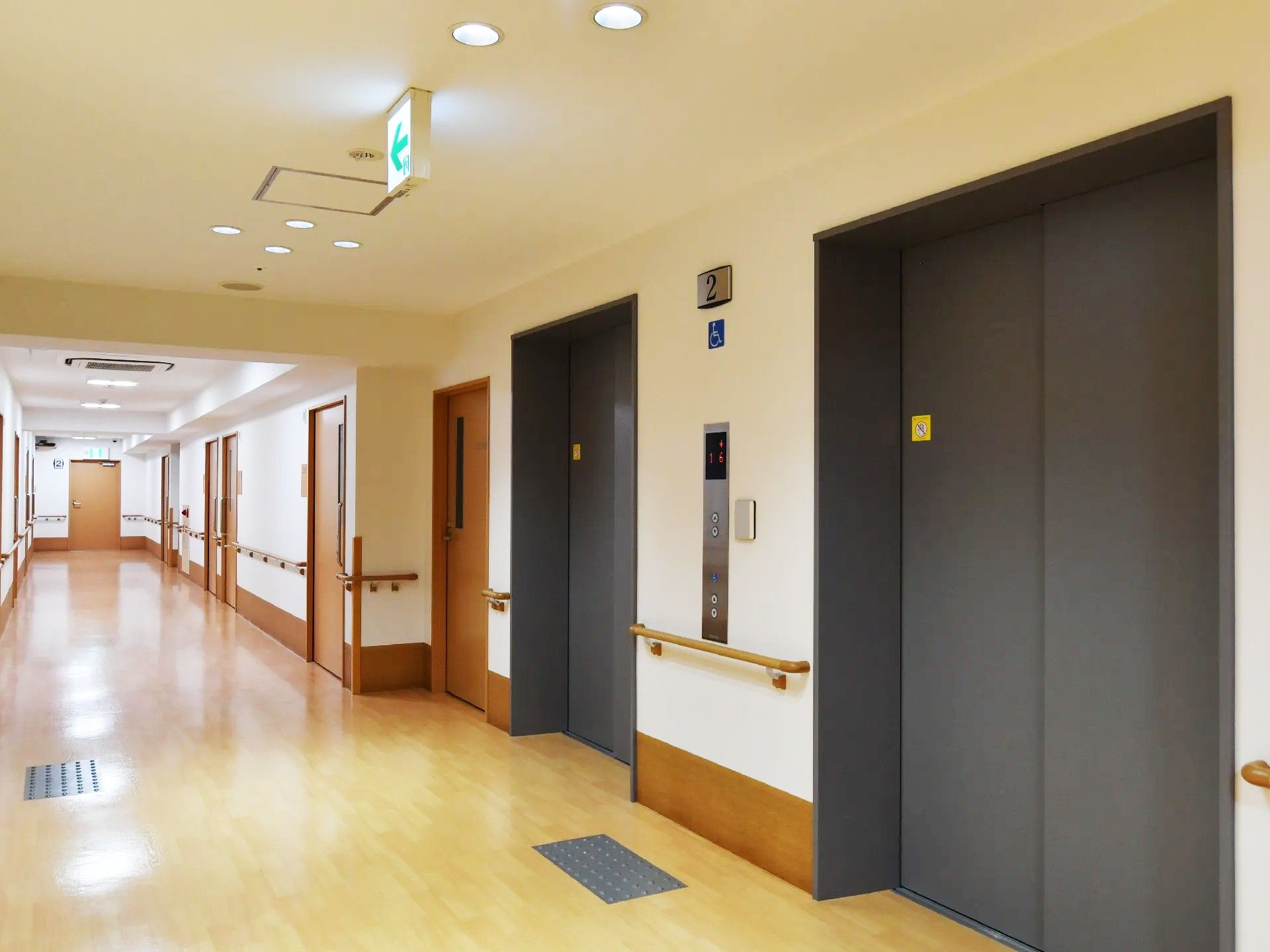 右側には2基のエレベーターがある。その間には昇降ボタンがあり、その上に2という数字が掲げられている。