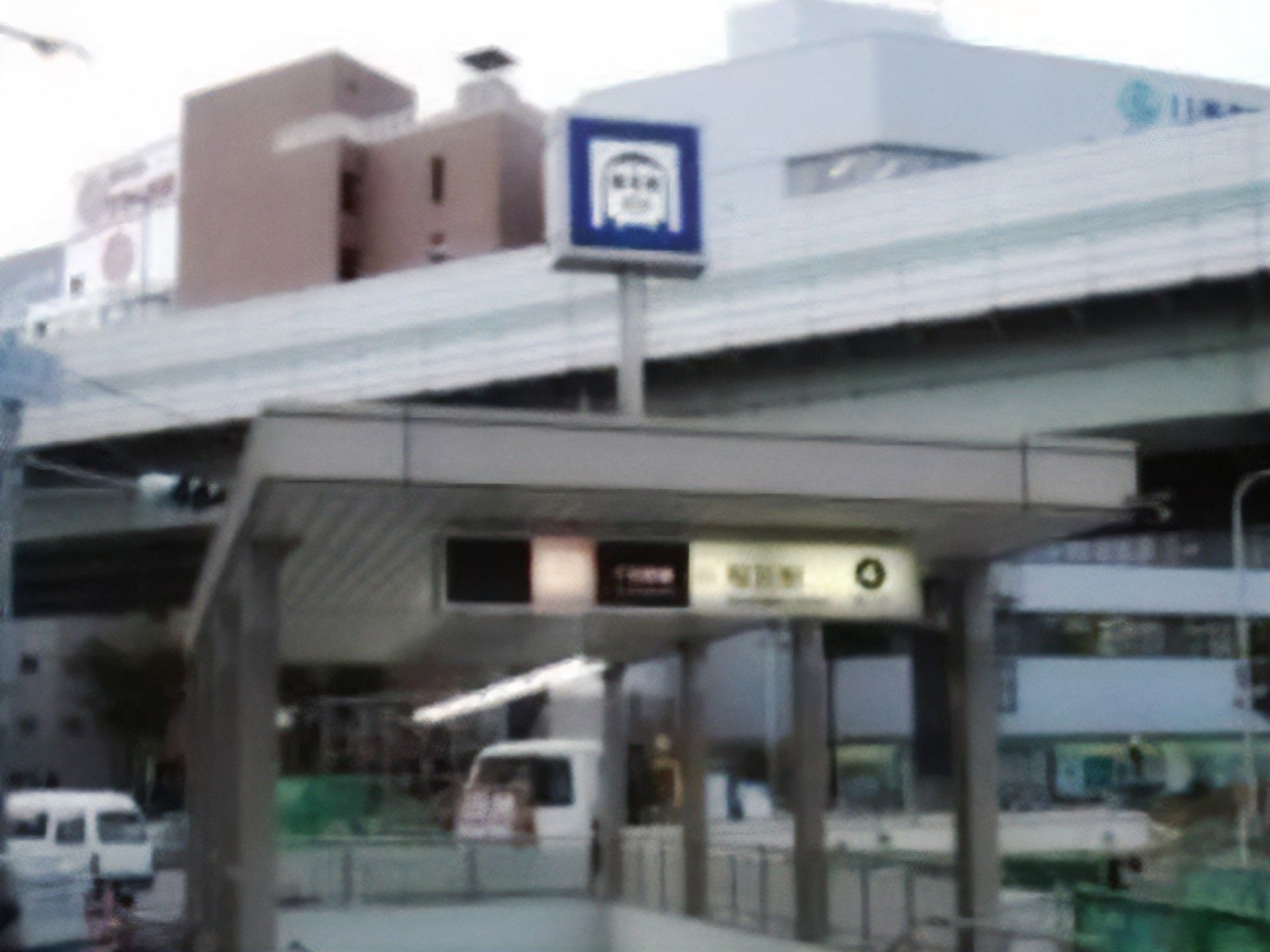 最寄り駅の出入り口である。周囲にはたくさんのビルが立っており、賑やかな雰囲気である。交通アクセスがいい立地である。