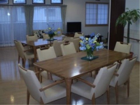 食堂には６人掛けのテーブルセットが２つ設置されている。テーブルの上には花が飾られていて、明るい雰囲気となっている。