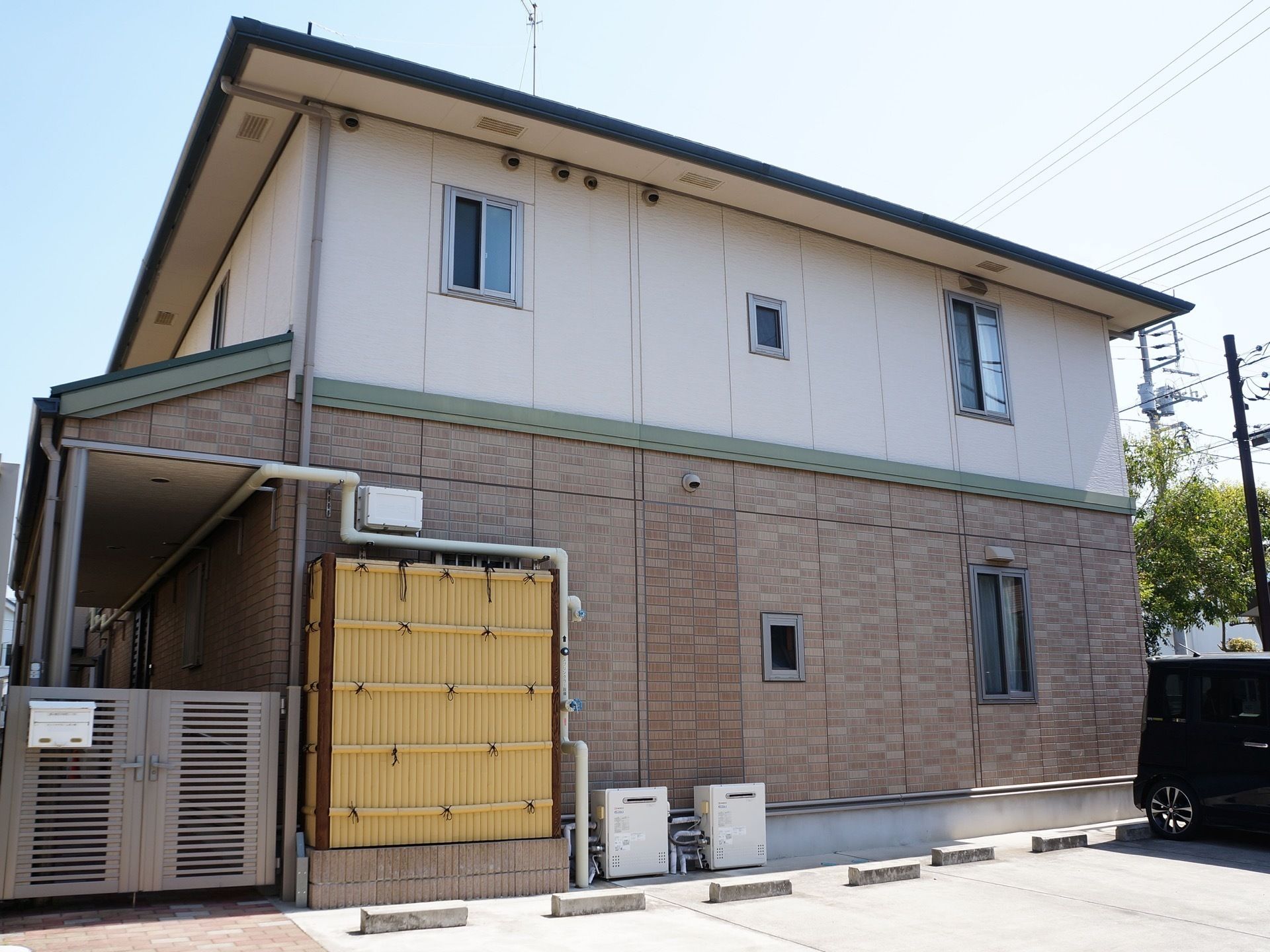 施設の建物は、一見すると一般住宅のように見える２階建てで、１階と２階の外壁が色違いになっている。また、建物の前には駐車場が完備されている。