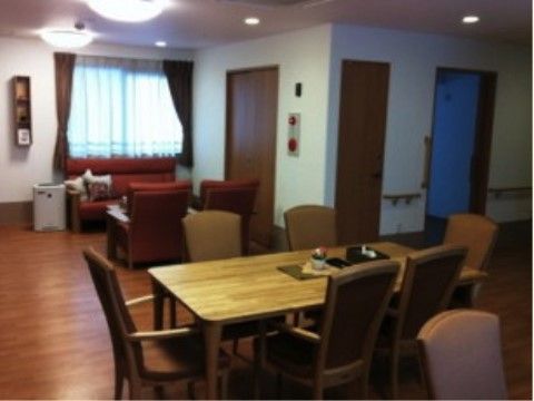 ナチュラルで開放的な雰囲気のダイニングでは、入居者様にテーブルに向かい合って、出来立てのお食事を召し上がっていただける。