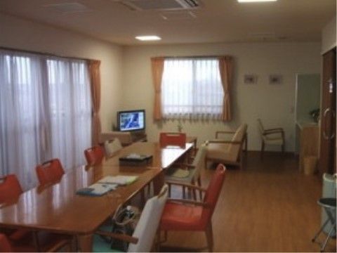 家庭団らんを実現している食堂スペースである。皆で食卓を囲みながら食事をお楽しみいただけるように、テーブルを寄せて配置している。