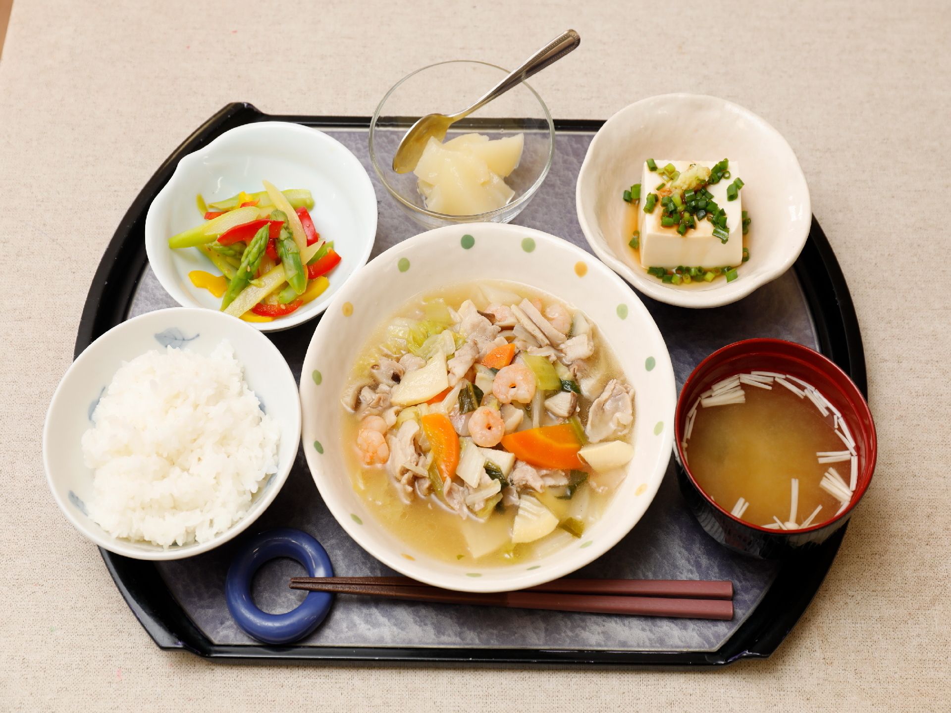栄養のバランスを整えられるように考えられた食事は、海老や、たくさんの野菜を摂ることができる献立。ごはんやみそ汁のほか、ボリュームがある。