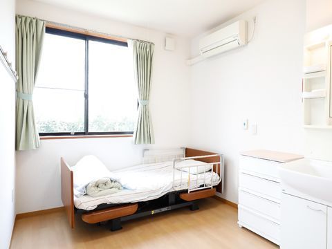 窓があり、白い壁で明るい部屋になっている。ベッドを置いても広々していてエアコンがあり、快適に過ごすことができる。