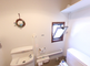 バリアフリーのトイレ設備が整った空間