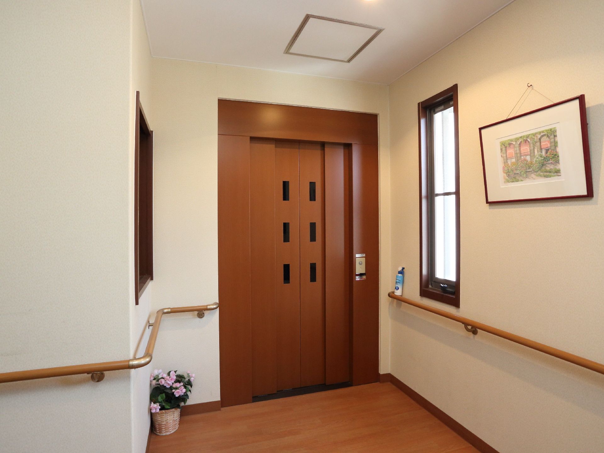 玄関のすぐそばには窓があり、明るく出迎える仕様。左右には手すりを備えているので安心。花や絵画で楽しさを演出。