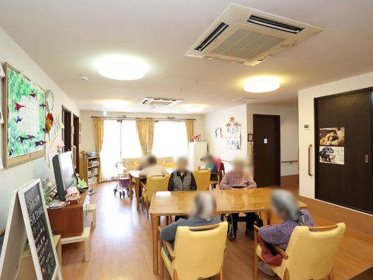 木目や黄色を基調とした明るいエリア