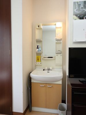 白を基調とした清潔な洗面台