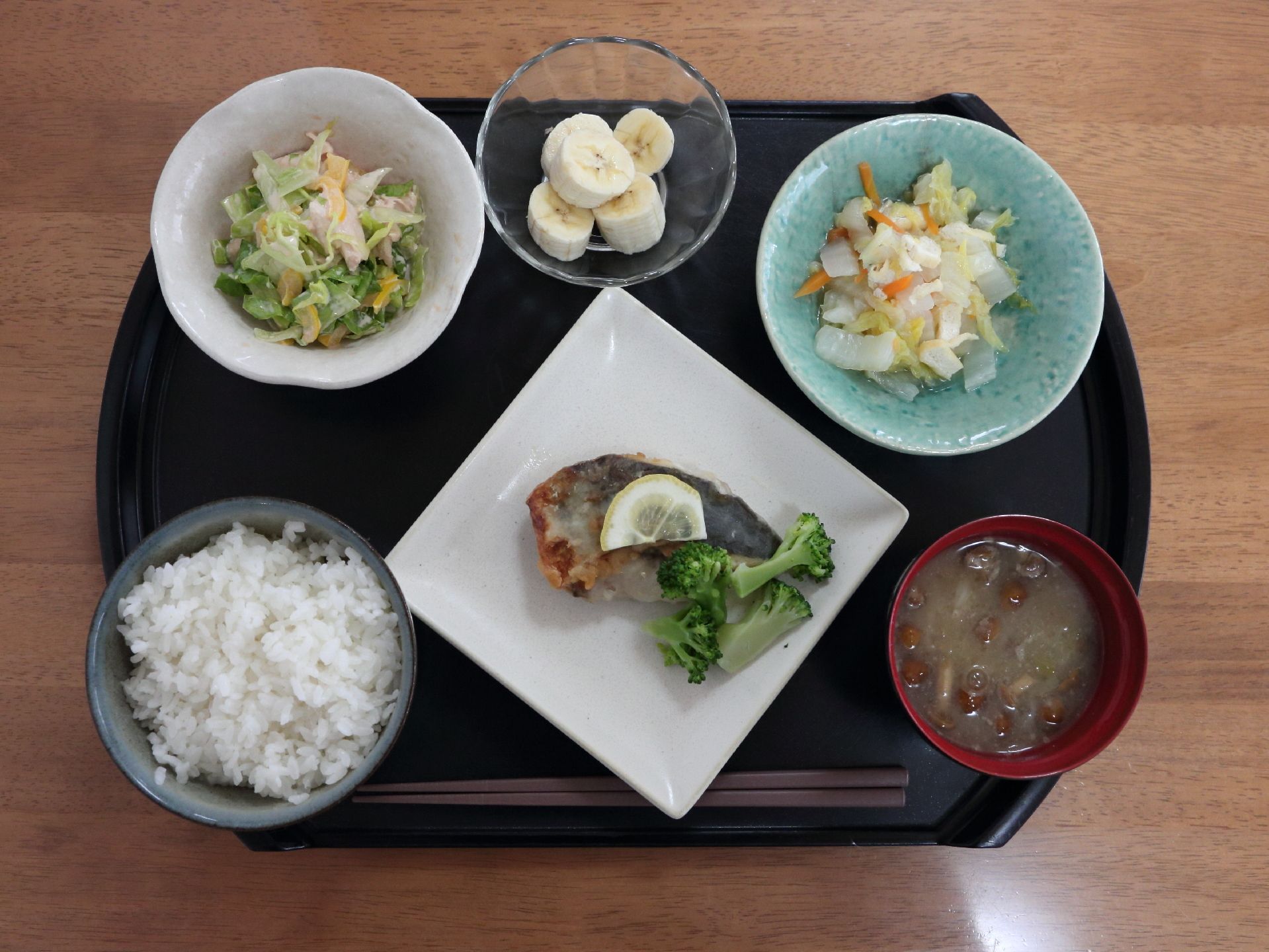 食事はカロリー控えめの健康的なメニューを提供。野菜、さかな、キノコ類など、身体にやさしい素材を中心に組み立て。