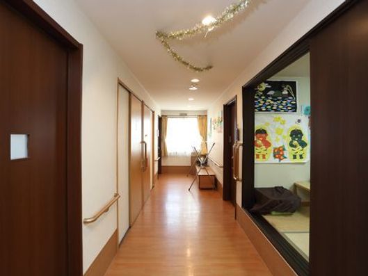 しっかりと採光のとれた廊下