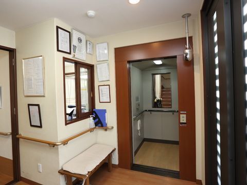 エレベーターがある為、重い荷物を持っている時も楽。車いすでも利用できる。付近に防犯カメラや小窓がある為、安全を見守ってくれる。