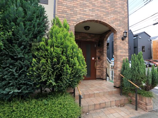 手すりのある玄関