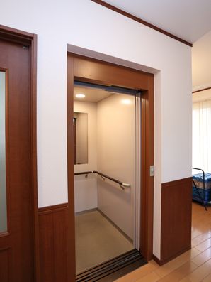 手すり・鏡のあるエレベーター