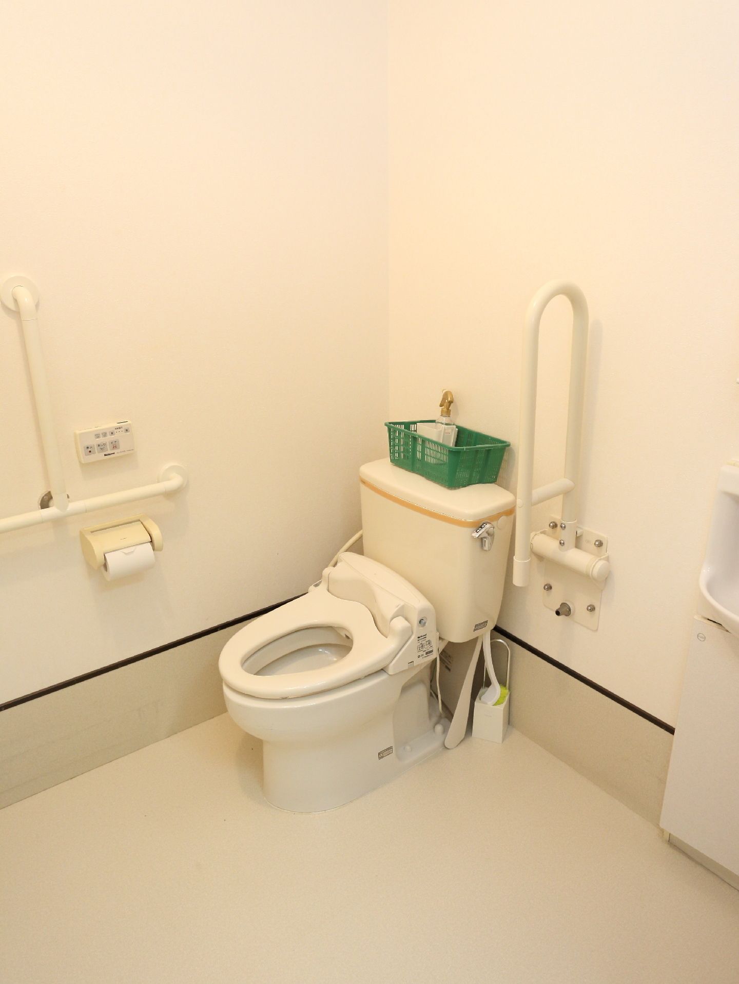 便器はウォシュレットが付いている。手すり完備で最大限負担を減らす工夫をしている。除菌用アルコールを用意しており気分よく使用できる。