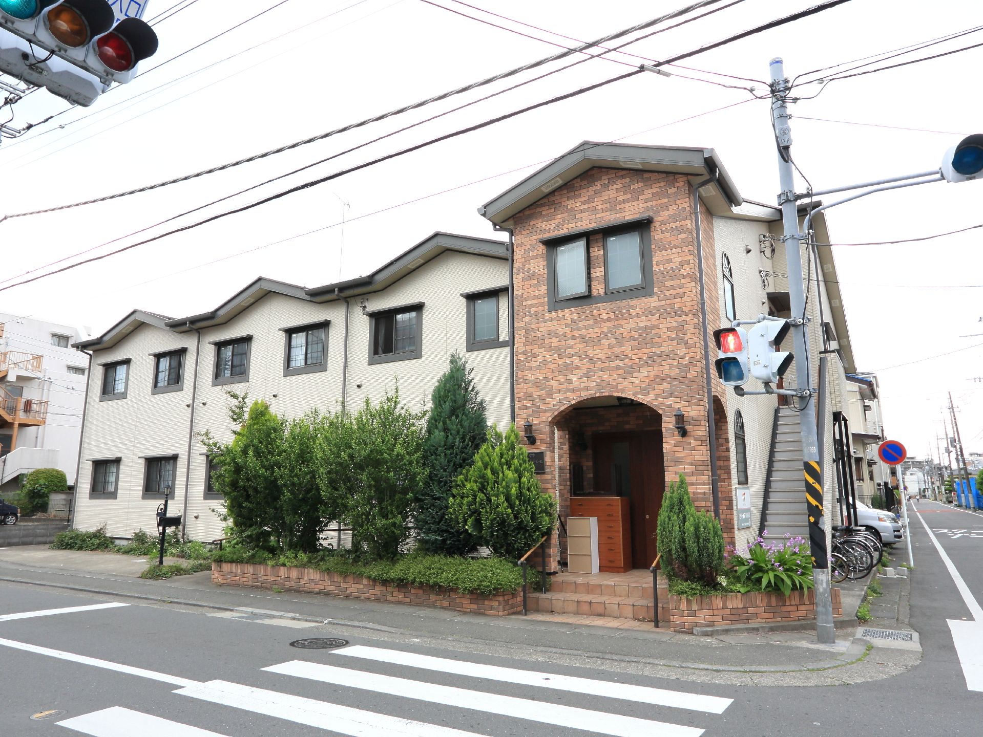 施設の外観。全ての部屋に開放的な窓があり、また目の前が道路のため光を遮る大きな建物もないため明るい部屋で過ごせる。