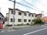 施設の入り口へはスロープがありスムーズに出入りができる。また、出てすぐのところに自動販売機もあり飲み物を購入することもできる。