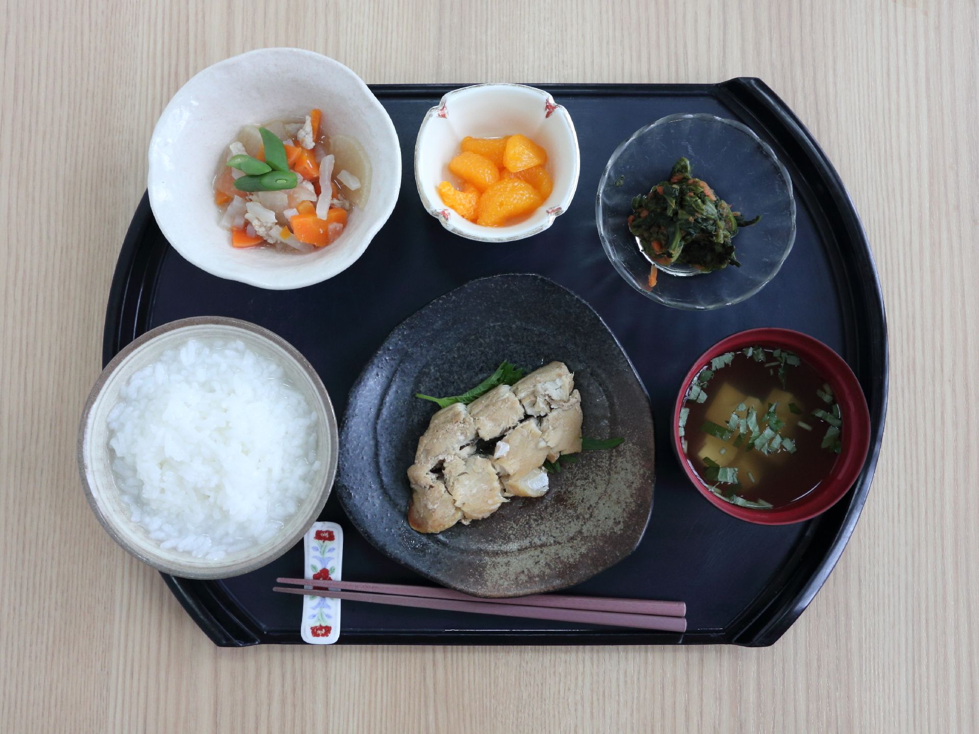 食事は和食を中心とした健康的なメニュー。一汁三菜と軽い果物などを出すことで低カロリーかつバランスの良いものにしている。
