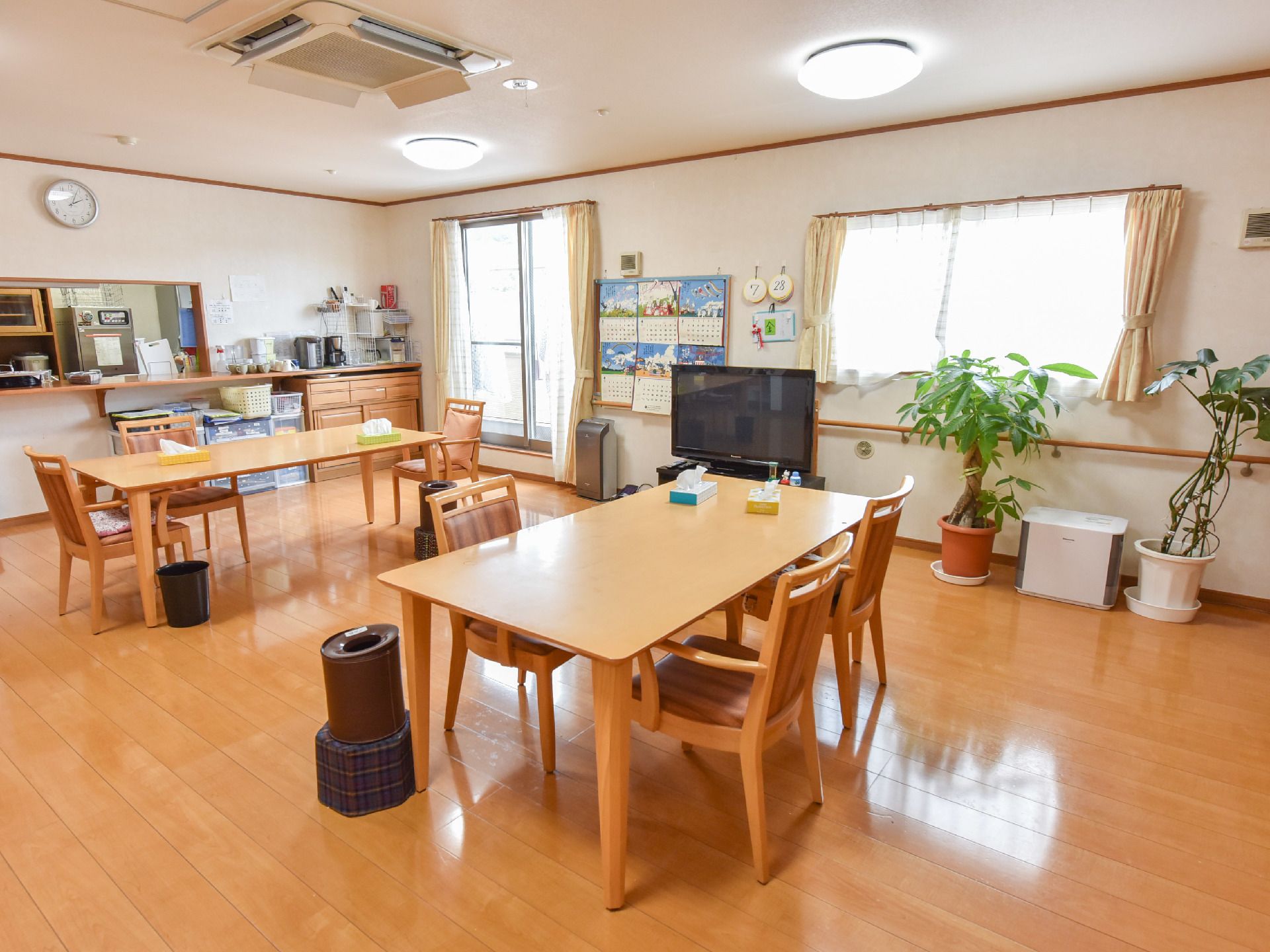 広々とした部屋で、様々なレクリエーションなどがが行われている。ひじ掛けのついたイスで、ゆったり座ることができる。