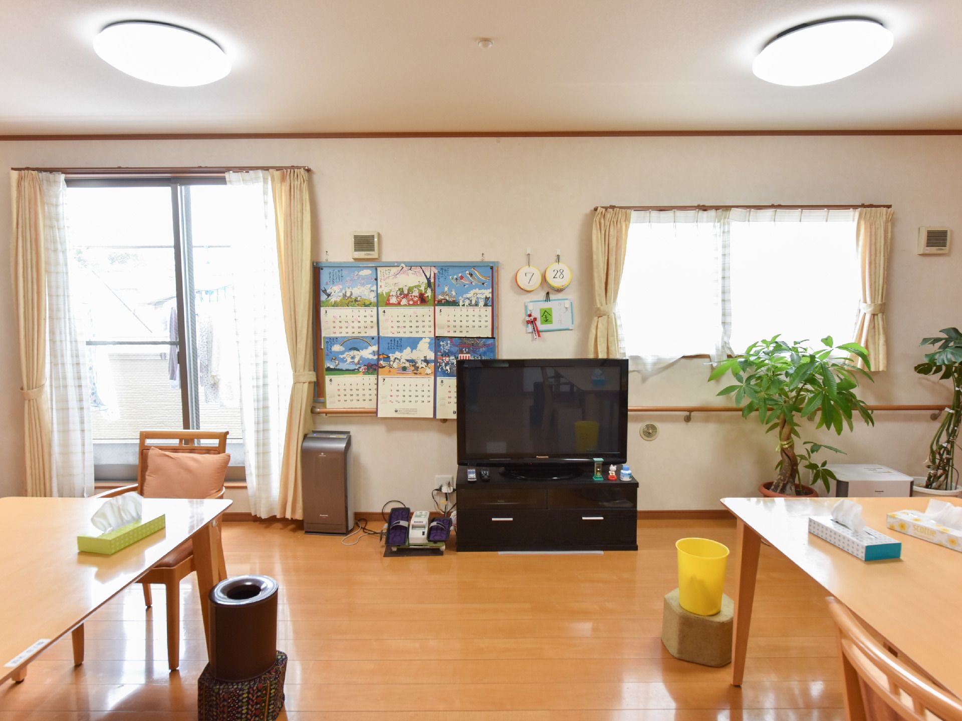 外から太陽の光が差し込む大きな窓は、明るい空間になっている。大きなテレビがあり、たくさんの方が楽しむことができる。