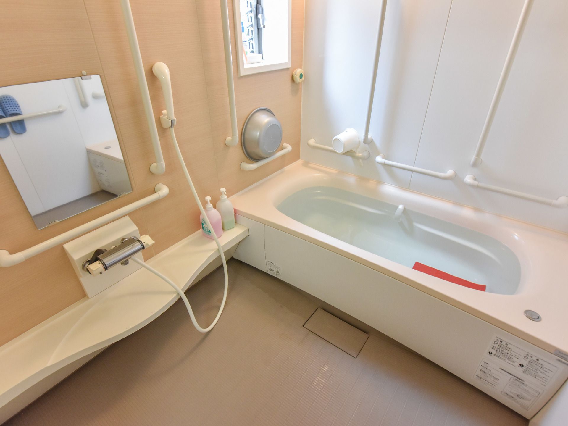 広々とした清潔感のある浴室で、入浴をゆっくり楽しむことができる。手すりがたくさん設置されており、安全に利用できる。