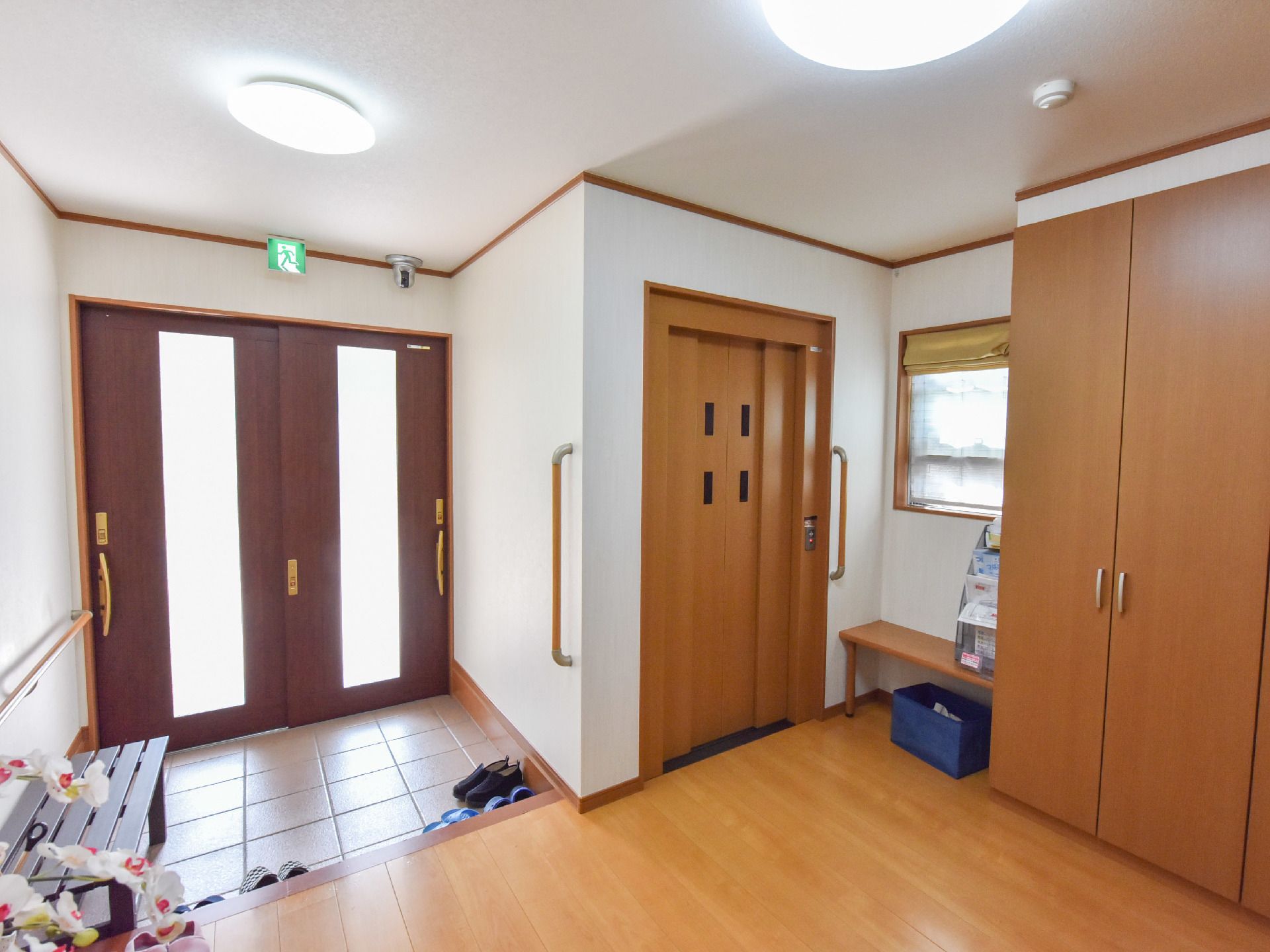玄関を入るとすぐにエレベーターがあるので、移動が少なくて済む。ドアのすりガラスや窓から明るい陽が差し込んでくる。