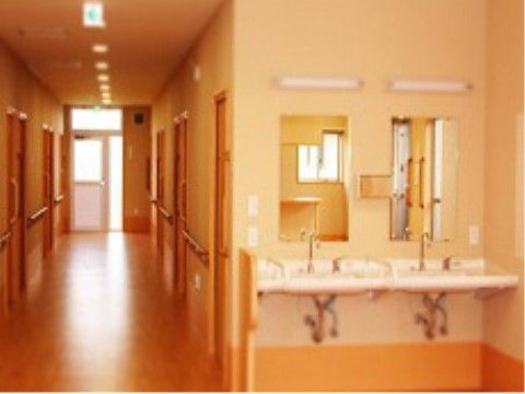 廊下は木のぬくもりを感じる明るく温かな雰囲気となっている。手すりが設置されているので安心して通行できる。