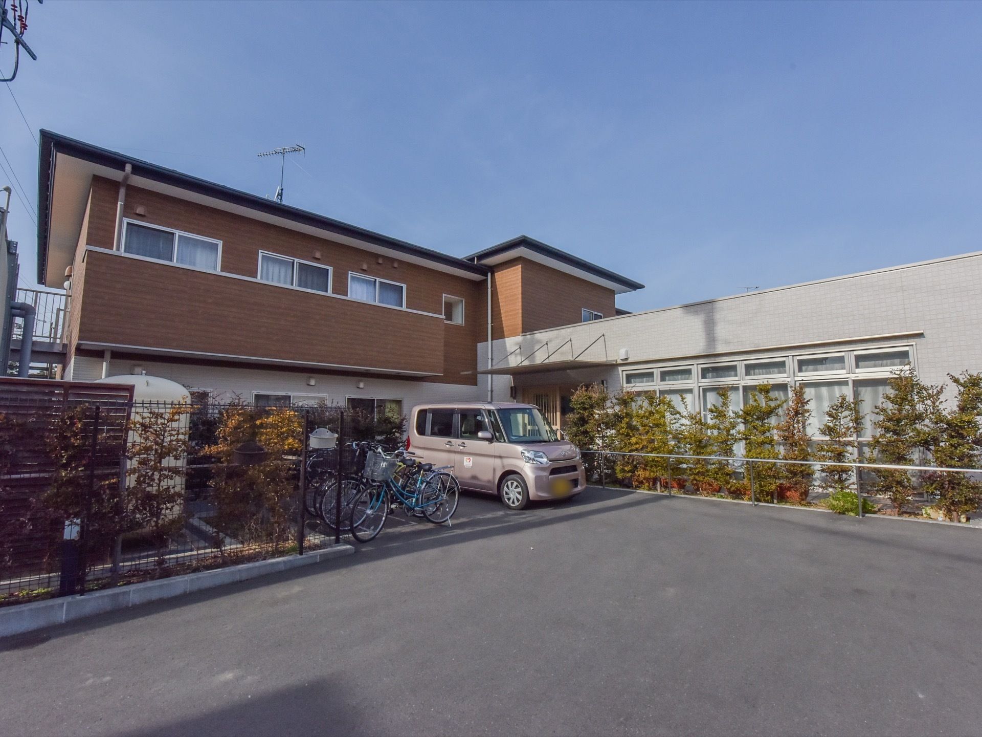 施設の建物のベランダ側には、駐車場がある。また駐輪スペースも設置しているので、自転車を置くことも可能である。