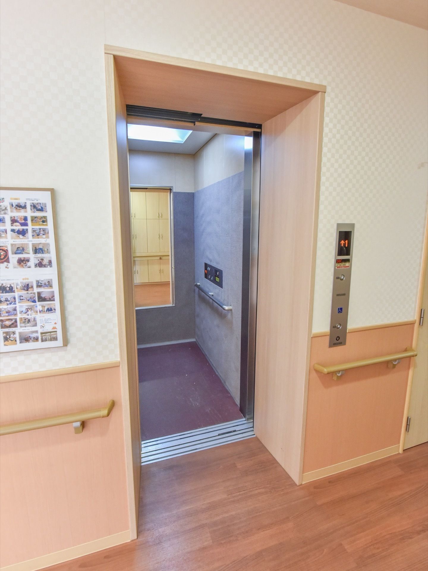 エレベーターの内部には、車椅子をご利用の方が届く位置にボタンを設置している。鏡があり、紫を基調としたカーペットと壁紙を採用している。
